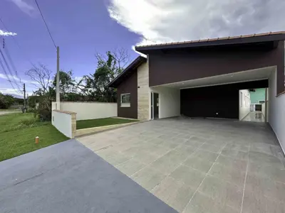 Casa - Térrea com 3 quartos (sendo 1 suite(s)) a 2500,00 metros praia.