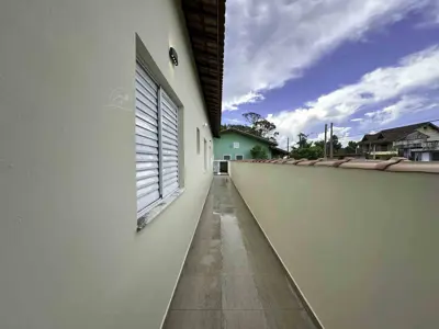 Casa - Térrea com 3 quartos (sendo 1 suite(s)) a 2500,00 metros praia.