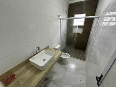 Casa - Térrea com 3 quartos (sendo 1 suite(s)) a 2500,00 metros praia.