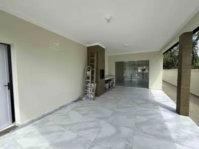 Casa - Térrea com 3 quartos (sendo 1 suite(s)) a 2500,00 metros praia.