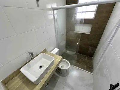 Casa - Térrea com 3 quartos (sendo 1 suite(s)) a 2500,00 metros praia.