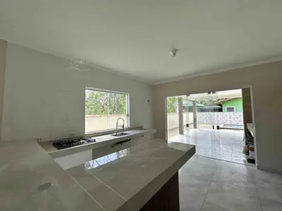 Casa - Térrea com 3 quartos (sendo 1 suite(s)) a 2500,00 metros praia.