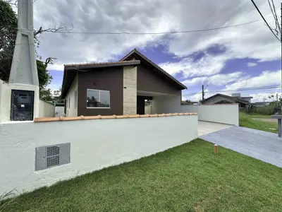 Casa - Térrea com 3 quartos (sendo 1 suite(s)) a 2500,00 metros praia.