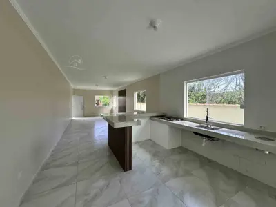 Casa - Térrea com 3 quartos (sendo 1 suite(s)) a 2500,00 metros praia.