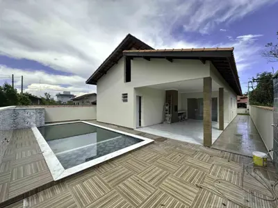 Casa - Térrea com 3 quartos (sendo 1 suite(s)) a 2500,00 metros praia.