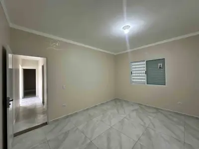 Casa - Térrea com 3 quartos (sendo 1 suite(s)) a 2500,00 metros praia.