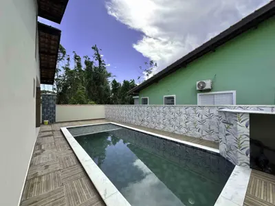 Casa - Térrea com 3 quartos (sendo 1 suite(s)) a 2500,00 metros praia.