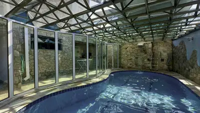 Casa - Sobrado com 7 quartos (sendo 2 suite(s)) a 3000,00 metros praia.