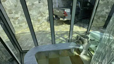 Casa - Sobrado com 7 quartos (sendo 2 suite(s)) a 3000,00 metros praia.