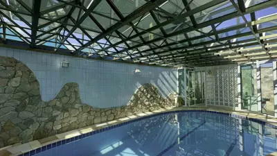 Casa - Sobrado com 7 quartos (sendo 2 suite(s)) a 3000,00 metros praia.