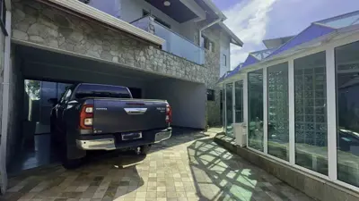 Casa - Sobrado com 7 quartos (sendo 2 suite(s)) a 3000,00 metros praia.