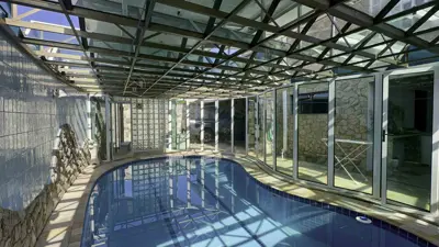 Casa - Sobrado com 7 quartos (sendo 2 suite(s)) a 3000,00 metros praia.