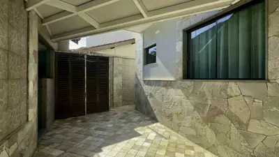 Casa - Sobrado com 7 quartos (sendo 2 suite(s)) a 3000,00 metros praia.