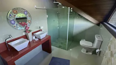 Casa - Sobrado com 7 quartos (sendo 2 suite(s)) a 3000,00 metros praia.