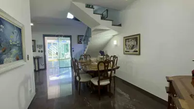 Casa - Sobrado com 7 quartos (sendo 2 suite(s)) a 3000,00 metros praia.