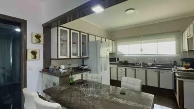 Casa - Sobrado com 7 quartos (sendo 2 suite(s)) a 3000,00 metros praia.