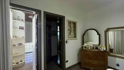 Casa - Sobrado com 7 quartos (sendo 2 suite(s)) a 3000,00 metros praia.