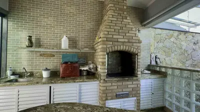 Casa - Sobrado com 7 quartos (sendo 2 suite(s)) a 3000,00 metros praia.