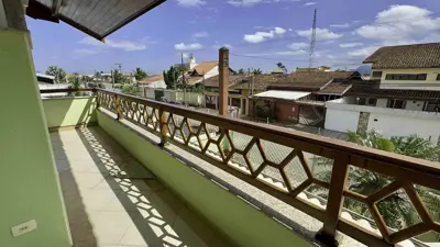 Casa - Sobrado com 3 quartos (sendo 3 suite(s)) a 700,00 metros praia.