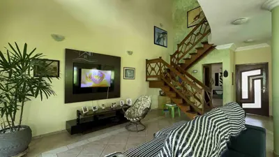 Casa - Sobrado com 3 quartos (sendo 3 suite(s)) a 700,00 metros praia.