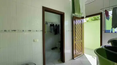 Casa - Sobrado com 3 quartos (sendo 3 suite(s)) a 700,00 metros praia.