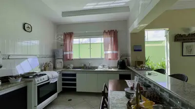 Casa - Sobrado com 3 quartos (sendo 3 suite(s)) a 700,00 metros praia.