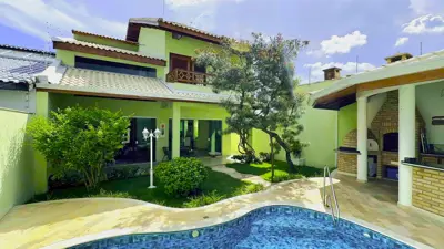 Casa - Sobrado com 3 quartos (sendo 3 suite(s)) a 700,00 metros praia.