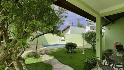 Casa - Sobrado com 3 quartos (sendo 3 suite(s)) a 700,00 metros praia.