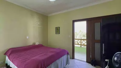 Casa - Sobrado com 3 quartos (sendo 3 suite(s)) a 700,00 metros praia.