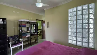 Casa - Sobrado com 3 quartos (sendo 3 suite(s)) a 700,00 metros praia.