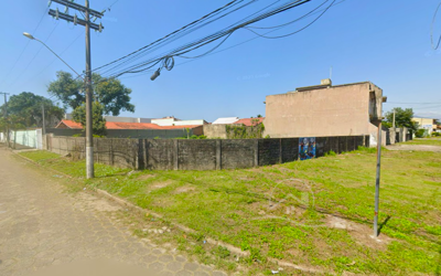 Terreno - Esquina com  quartos  a 400,00 metros praia.