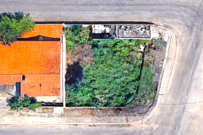 Terreno - Esquina com  quartos  a 400,00 metros praia.