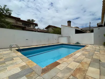 Casa - Sobrado com 4 quartos (sendo 2 suite(s)) a 800,00 metros praia.