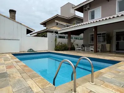 Casa - Sobrado com 4 quartos (sendo 2 suite(s)) a 800,00 metros praia.