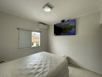 Casa - Sobrado com 4 quartos (sendo 2 suite(s)) a 800,00 metros praia.