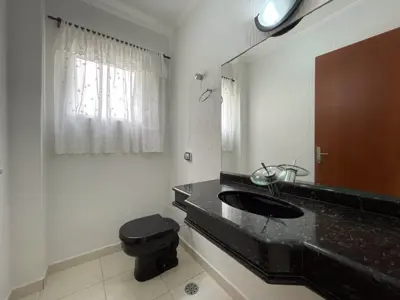 Casa - Sobrado com 4 quartos (sendo 2 suite(s)) a 800,00 metros praia.