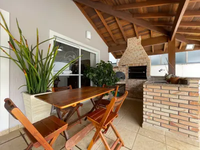 Casa - Sobrado com 4 quartos (sendo 2 suite(s)) a 800,00 metros praia.