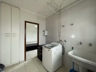 Casa - Sobrado com 4 quartos (sendo 2 suite(s)) a 800,00 metros praia.