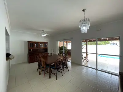 Casa - Sobrado com 4 quartos (sendo 2 suite(s)) a 800,00 metros praia.