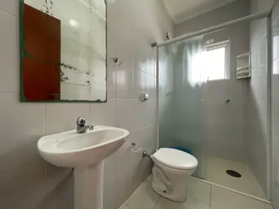 Casa - Sobrado com 4 quartos (sendo 2 suite(s)) a 800,00 metros praia.