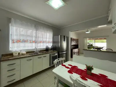 Casa - Sobrado com 4 quartos (sendo 2 suite(s)) a 800,00 metros praia.