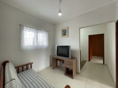 Casa - Sobrado com 4 quartos (sendo 2 suite(s)) a 800,00 metros praia.