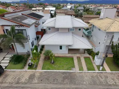 Casa - Sobrado com 4 quartos (sendo 2 suite(s)) a 800,00 metros praia.