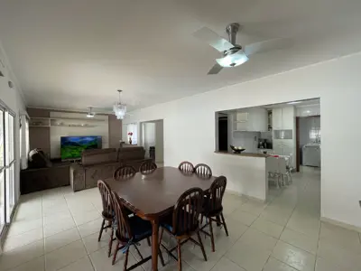 Casa - Sobrado com 4 quartos (sendo 2 suite(s)) a 800,00 metros praia.