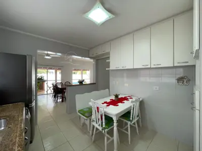 Casa - Sobrado com 4 quartos (sendo 2 suite(s)) a 800,00 metros praia.