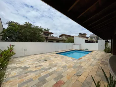 Casa - Sobrado com 4 quartos (sendo 2 suite(s)) a 800,00 metros praia.