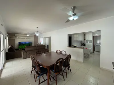 Casa - Sobrado com 4 quartos (sendo 2 suite(s)) a 800,00 metros praia.