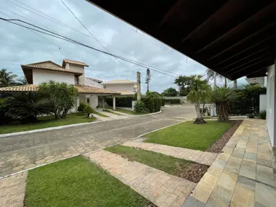 Casa - Sobrado com 4 quartos (sendo 2 suite(s)) a 800,00 metros praia.