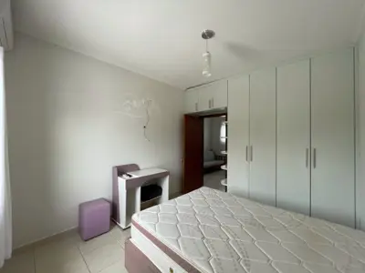 Casa - Sobrado com 4 quartos (sendo 2 suite(s)) a 800,00 metros praia.