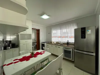 Casa - Sobrado com 4 quartos (sendo 2 suite(s)) a 800,00 metros praia.